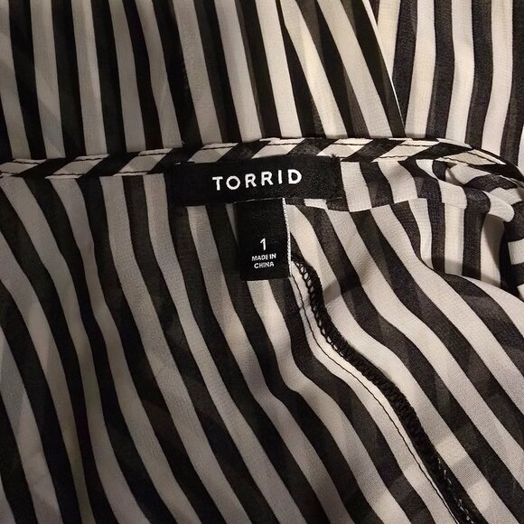 Torrid Textured Chiffon Hanky Hem Kimono, Black & White, 1x - Picture 7 of 8